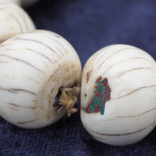 Load image into Gallery viewer, Authentic White Conch Wrist Mala